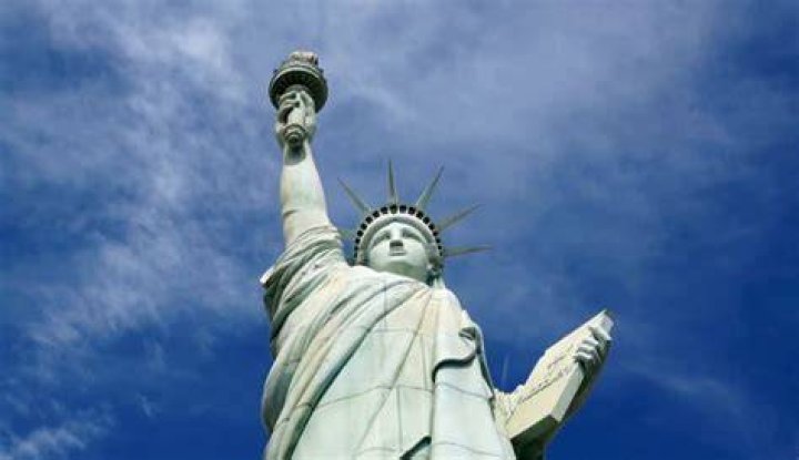 How does the Statue of Liberty represent its community?